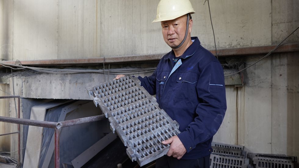 凤银矿业王奎斌主任展示天然橡胶筛板的良好弹性