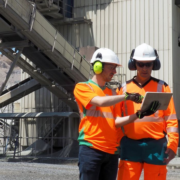 Metso experts on-site monitoring and optimizing data using digital tools