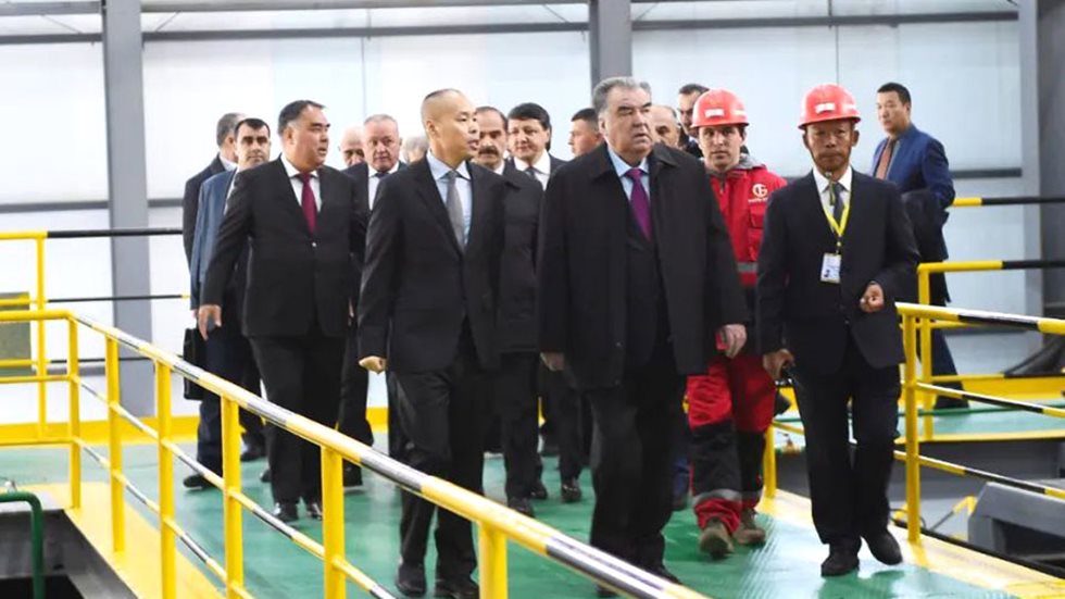塔铝金业总经理李峰(右)陪同拉赫蒙总统(中)与吉树民大使(左)视察选矿厂